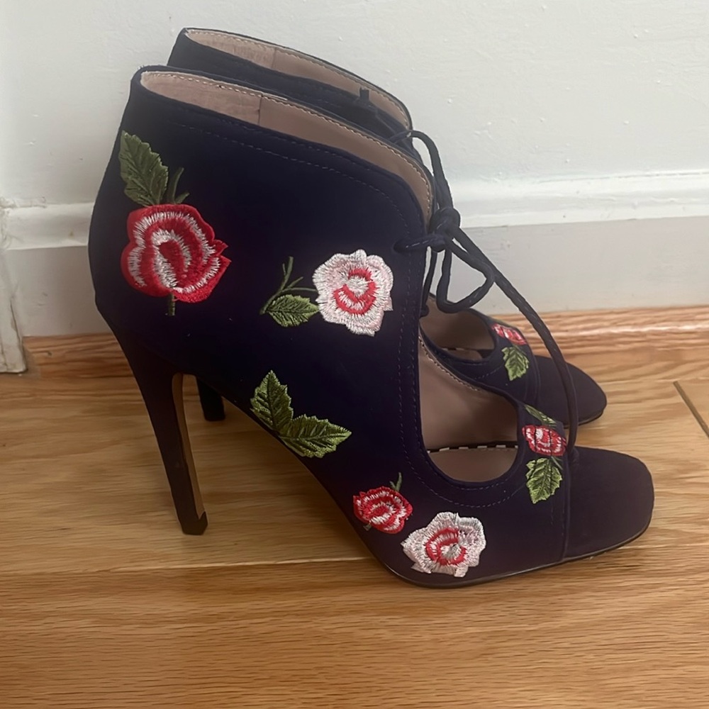 EUC Beautiful blue embroidered pumps